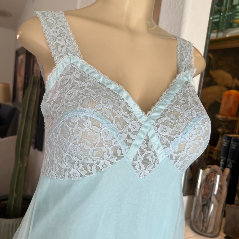 vintage lacy gown - Picture 3 of 9